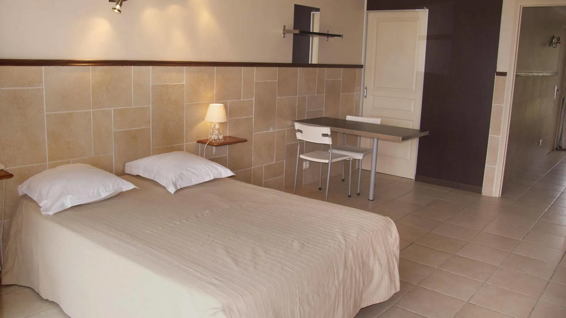 Hotel Et Studios Les Amandiers Saint-Raphael  0*, Saint-Raphael (Var)