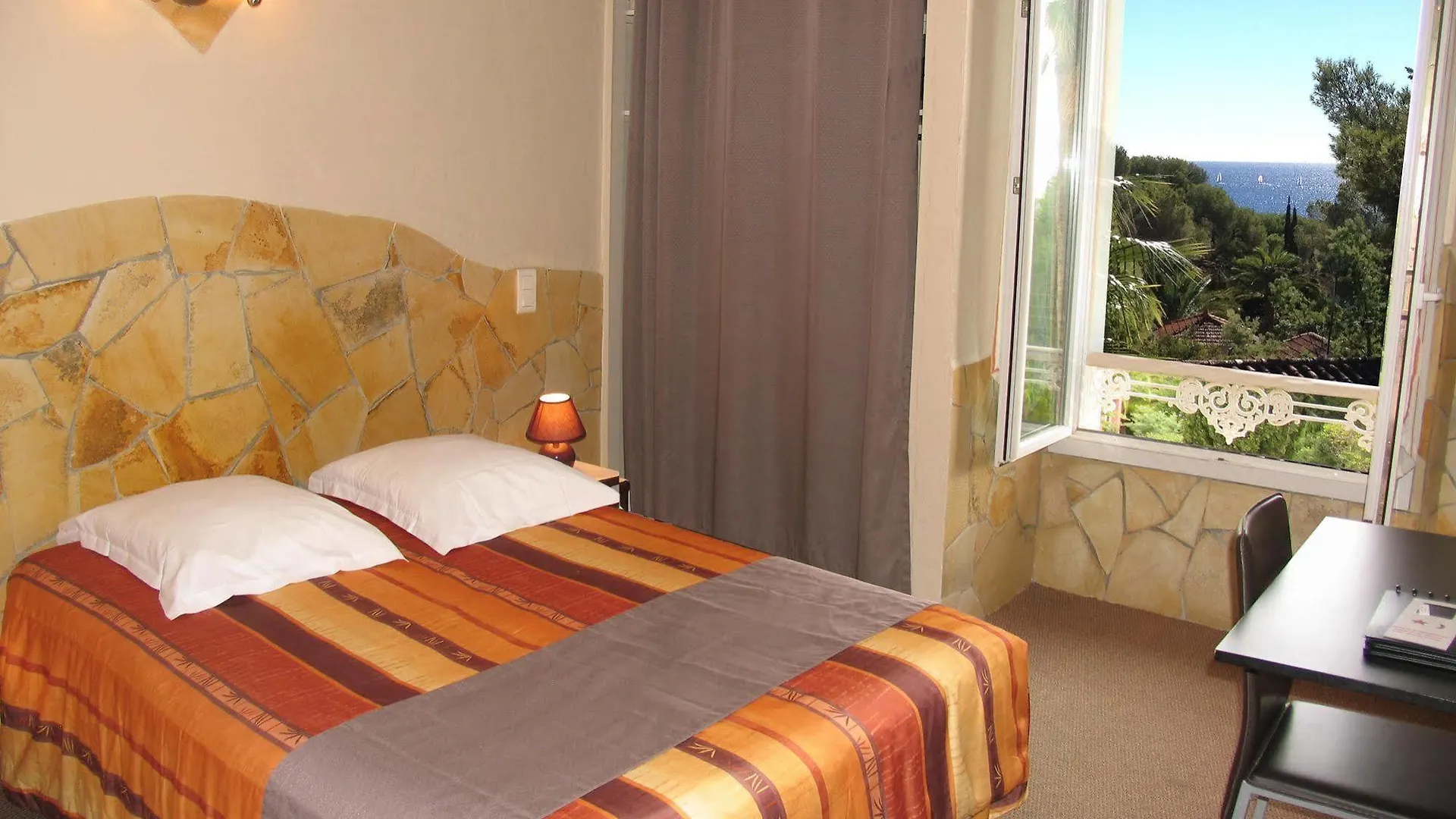 Hotel Et Studios Les Amandiers Saint-Raphael   Saint-Raphael (Var)